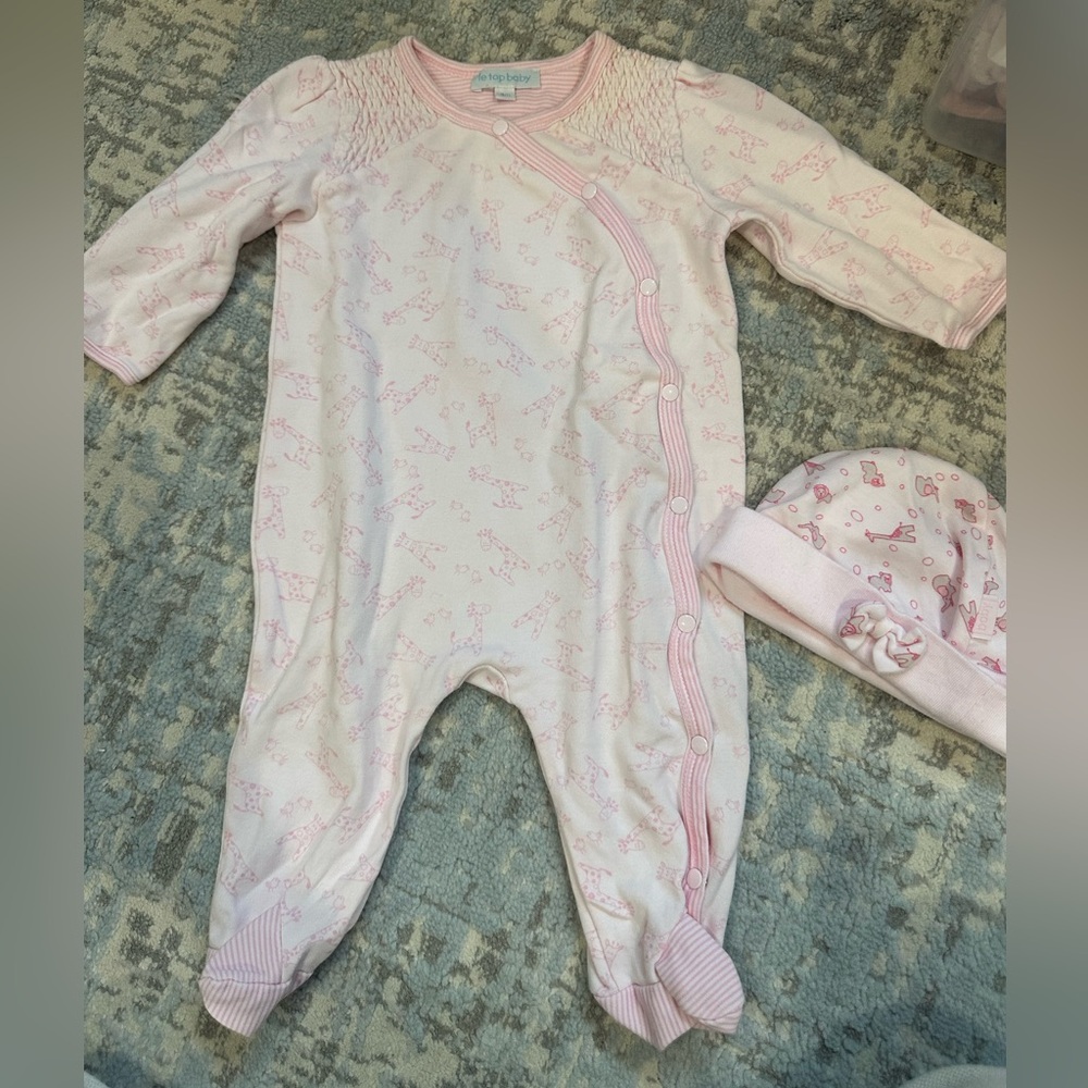 Le Top Pink giraffe pattern Baby One Piece with Hat